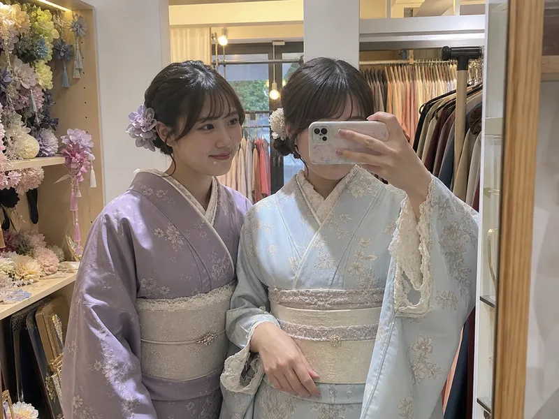 Reisende im Kimono in Asakusa bei Wakana