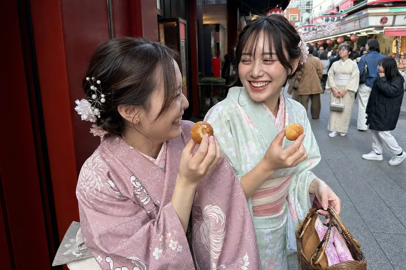 Reisende im Kimono in Asakusa bei Wakana