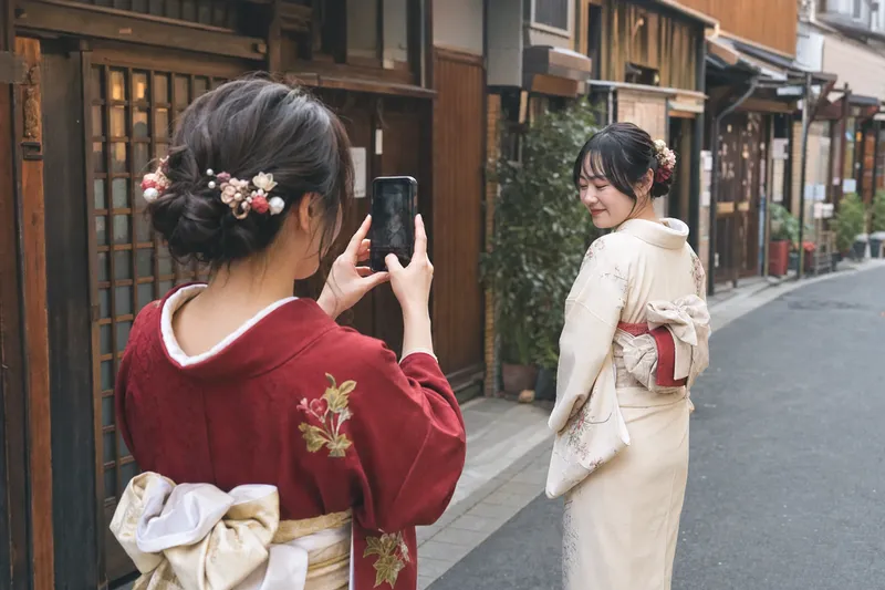 Reisende im Kimono in Asakusa bei Wakana