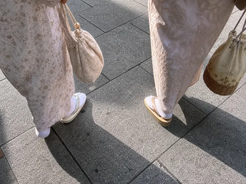 Reisende im Kimono in Asakusa bei Wakana