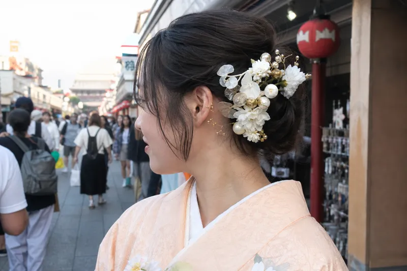 Reisende im Kimono in Asakusa bei Wakana