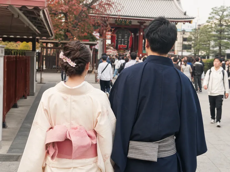 Reisende im Kimono in Asakusa bei Wakana