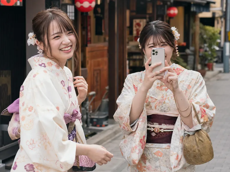 Reisende im Kimono in Asakusa bei Wakana