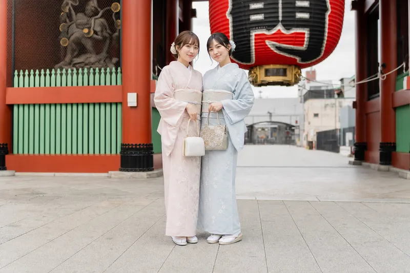 Reisende im Kimono in Asakusa bei Wakana