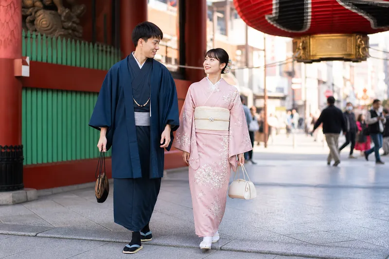 Reisende im Kimono in Asakusa bei Wakana