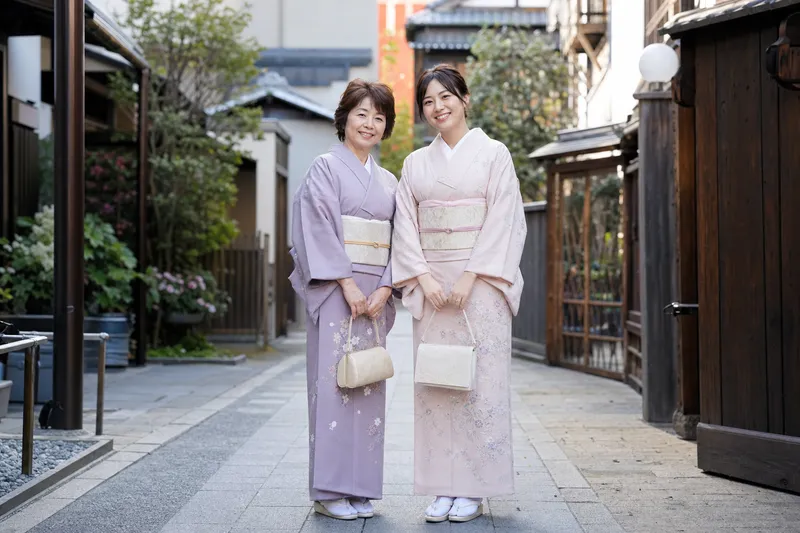 Reisende im Kimono in Asakusa bei Wakana